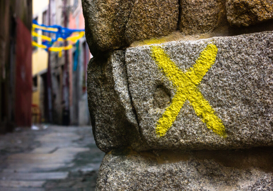 Waymark,,Yellow,X,,With,Alley,In,Background