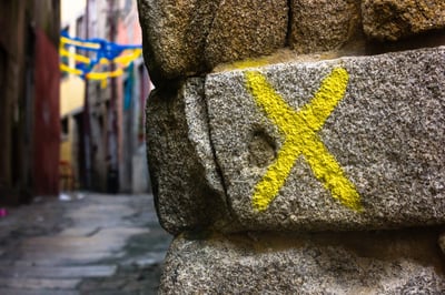 Waymark,,Yellow,X,,With,Alley,In,Background