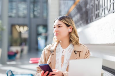 Happy,Woman,Is,Browsing,A,Smart,Phone,In,A,Coffee