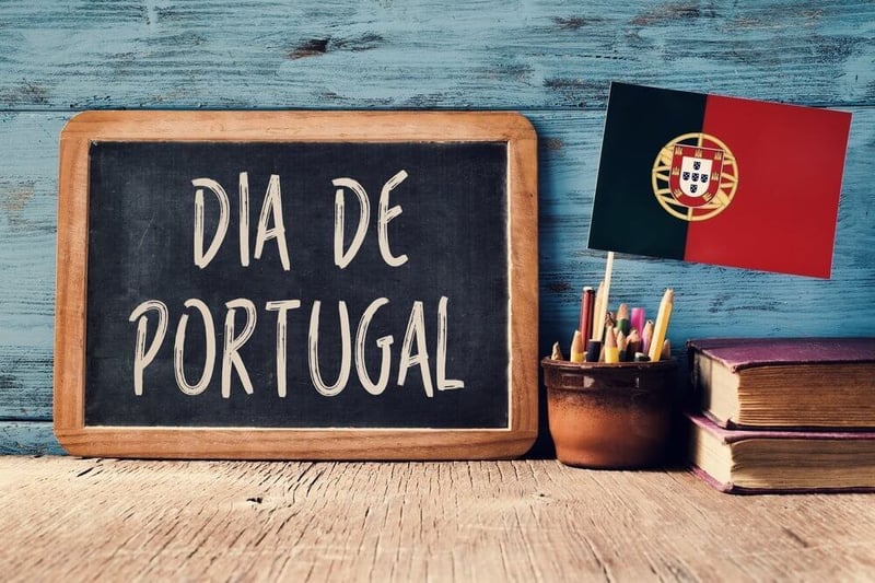 Days of the Week English/Portuguese Writing Worksheet